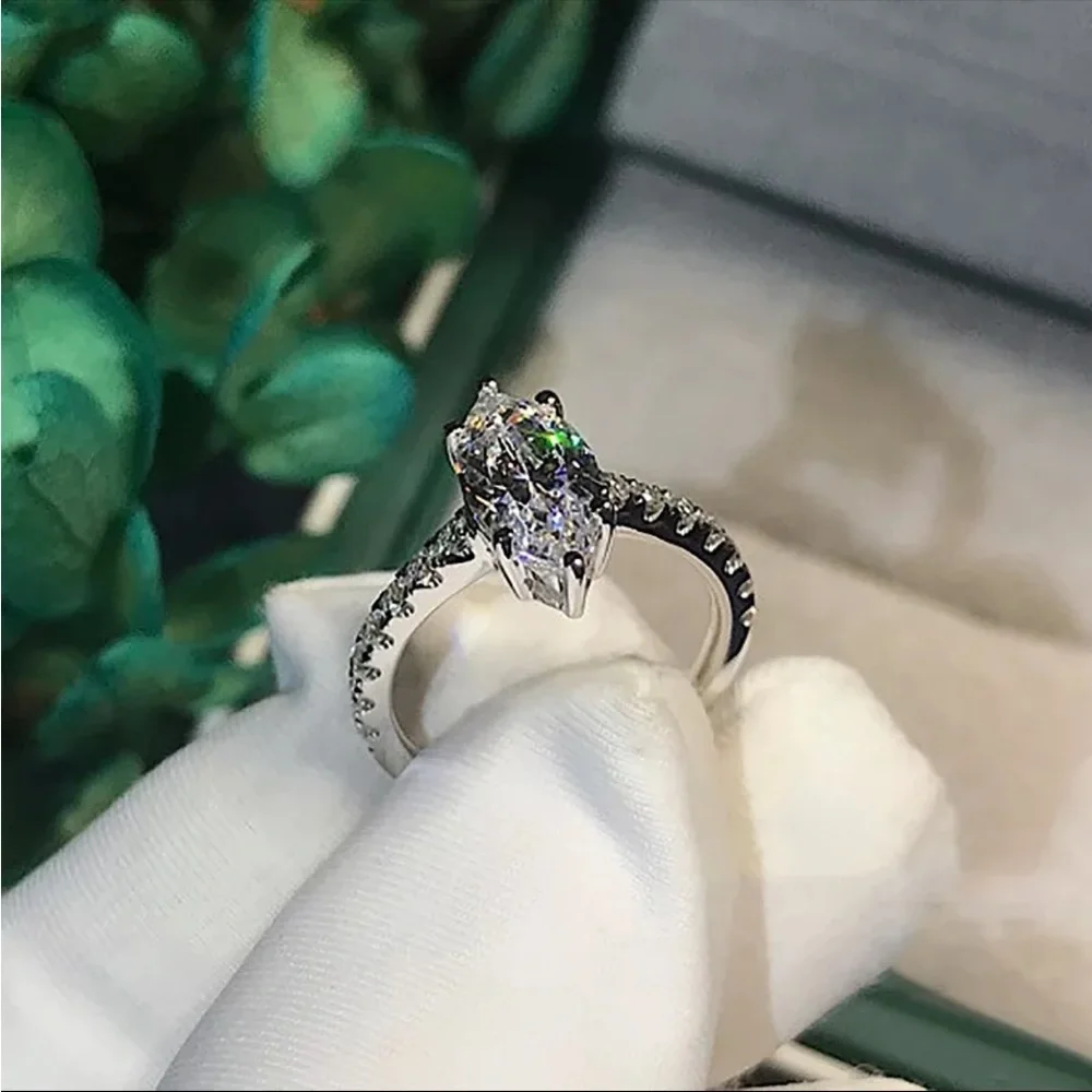 New Women’s 925 Silver Beautiful Diamond Ring